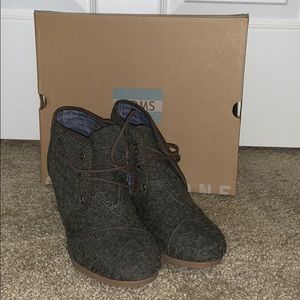 Olive herringbone wedge Toms!